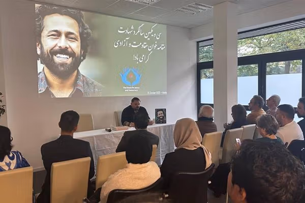 «کسی از بستر گلهای سرخ آواز میخواند»؛ مراسم گرامیداشت از قهار عاصی در هامبورگ