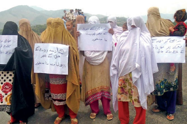 د خېبر پښتونخوا په کوز دېر کې زرګونه ښځې لاهم د رایې ورکولو له حقه بېبرخې دي