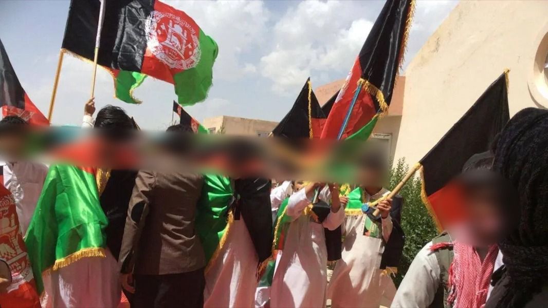 طالبان در جلال‌آباد جوانانی را 'بازداشت کرد' که در روز استقلال پرچم ملی را حمل می‌کردند