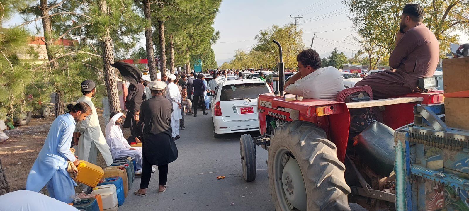 سرچینې: د پاړه چنار او پېښور تر منځ لویه لاره د ۲۳ ورځو په تېرېدو هم تړلې پاتې ده