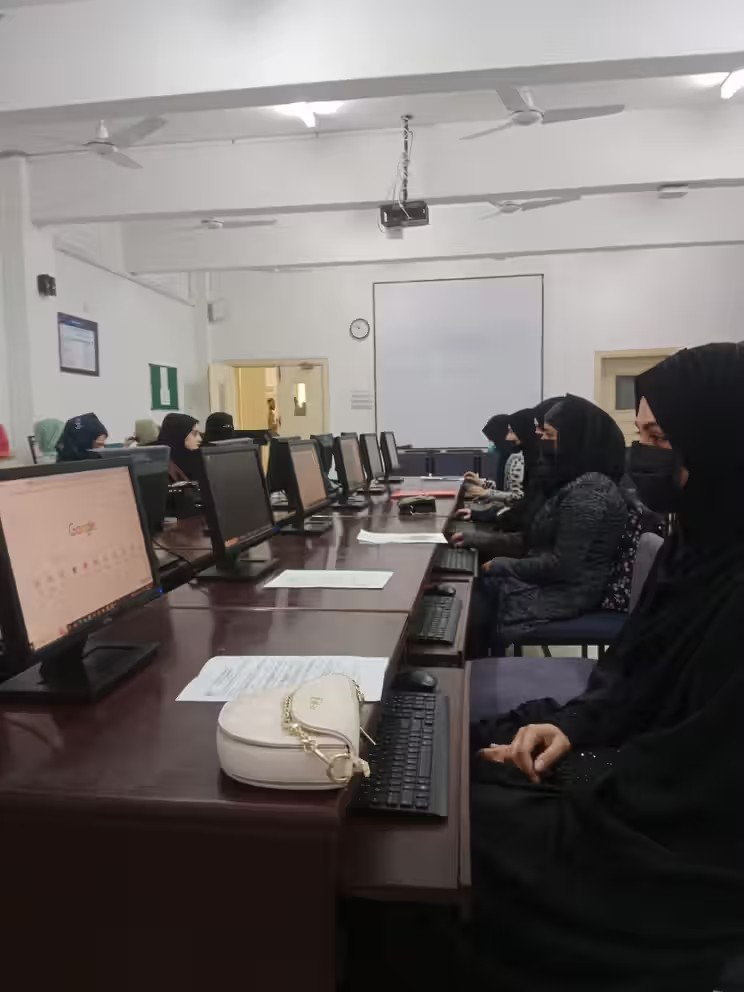 حركة طالبان: الطلاب الأفغان في باكستان يواجهون خطر الترحيل