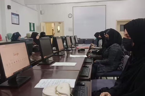 حركة طالبان: الطلاب الأفغان في باكستان يواجهون خطر الترحيل