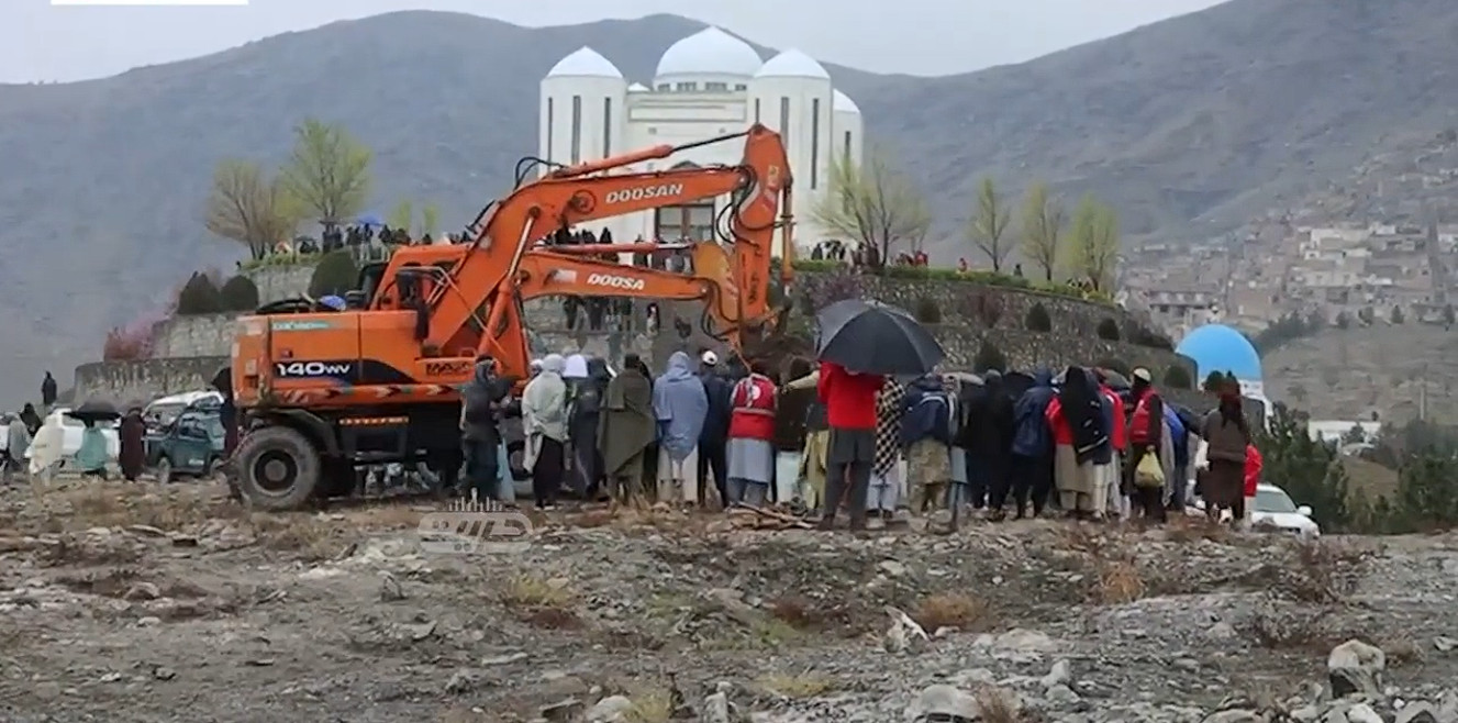 طالبان د پاکستان هوايي برید د یو شمېر قربانیانو مړي په ډله ییز ډول خاورو ته سپاري