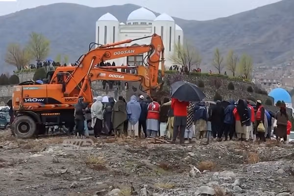 طالبان د پاکستان هوايي برید د یو شمېر قربانیانو مړي په ډله ییز ډول خاورو ته سپاري