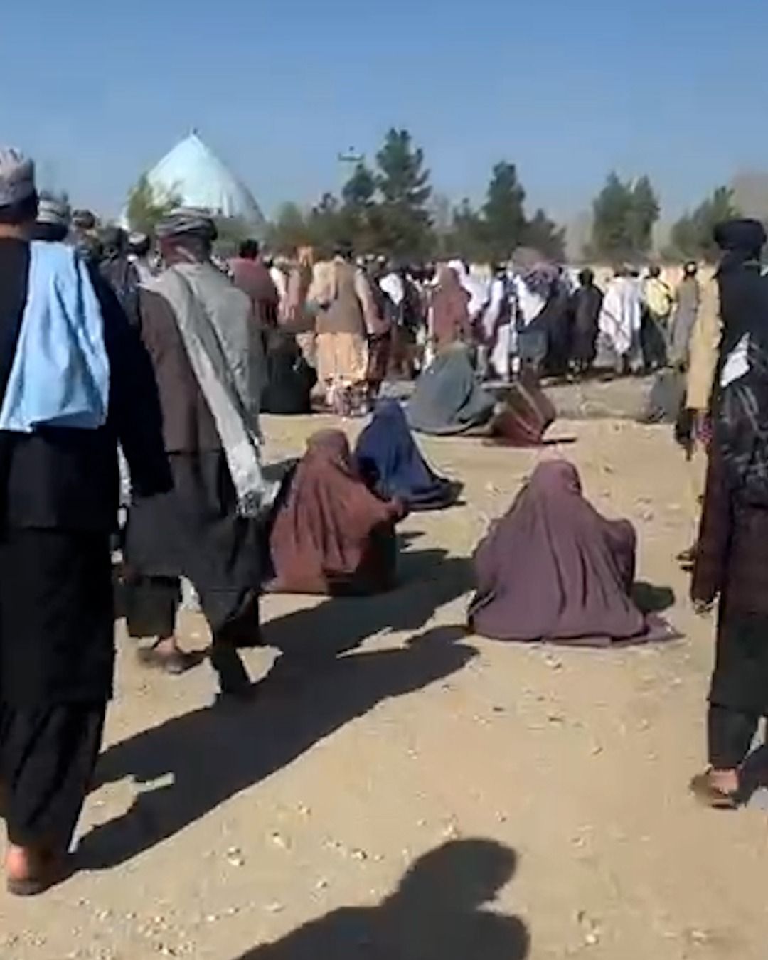 در مسجدی که هبت‌الله نماز عید خواند، جمعیتی از زنان بر خاک نشسته گدایی می‌کنند