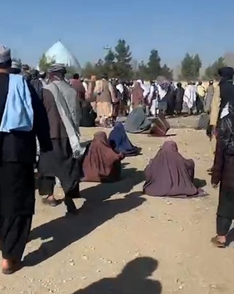 در مسجدی که هبتالله نماز عید خواند، جمعیتی از زنان بر خاک نشسته گدایی میکنند