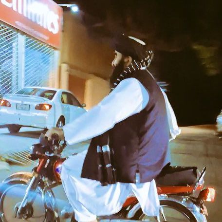 امیر خان متقي په افغانستان کې د بشپړ امنیت ښودلو په موخه په کابل کې پر موټرسایکل ګرځي