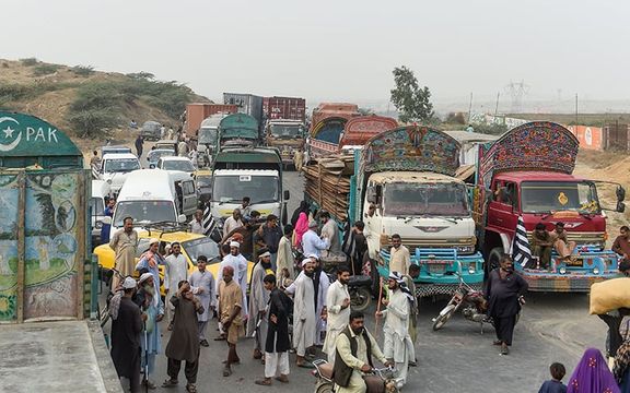 د تورخم دروازه لا هم تړلې ده؛ د دواړو غاړو سوداګرو ته "میلیونونه ډالره" زیان اوښتی دی