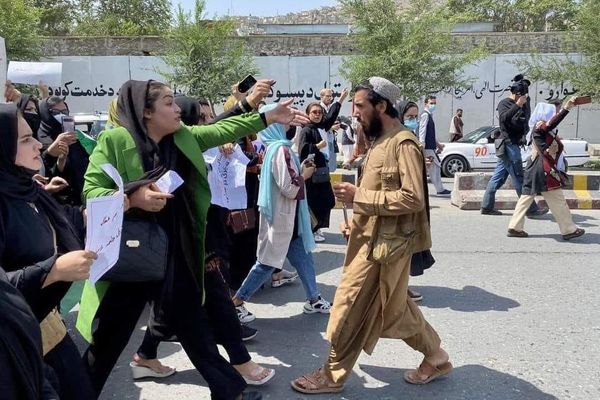 څلورو مدني بنسټونو د افغان ښځو لپاره د یوې «ولسي محکمې» بنسټ کېښود
