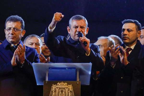 بیش از ۵۰۰ مخالف اردوغان به اتهام فساد در ترکیه بازداشت شدهاند