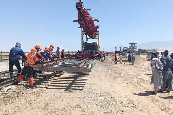 اوزبیکستان برای افزایش تجارت، ظرفیت یک خطآهن در افغانستان را گسترش داد