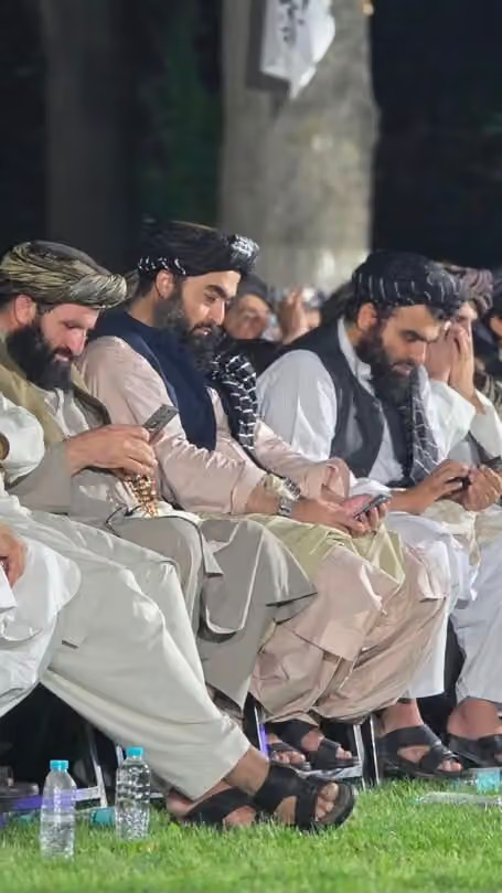 رغم قرارات أميرهم.. صورة لمسؤولي طالبان وهم منهمكون على هواتفهم الذكية