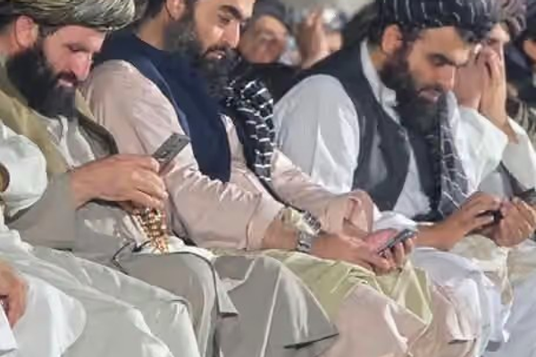 رغم قرارات أميرهم.. صورة لمسؤولي طالبان وهم منهمكون على هواتفهم الذكية