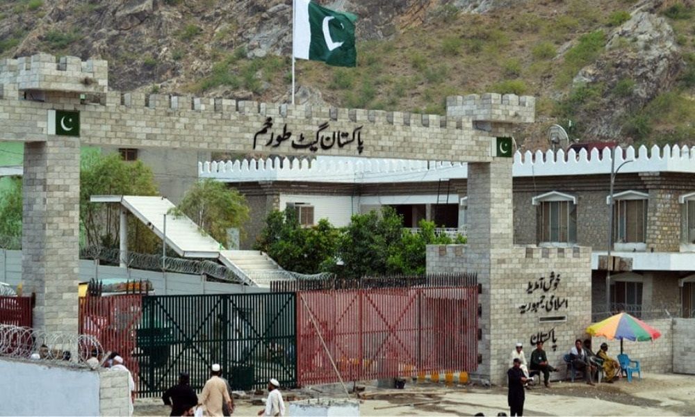 سفیر طالبان در پاکستان می‌گوید با بسته شدن گذرگاه تورخم، مسافران در شرایط سختی قرار دارند