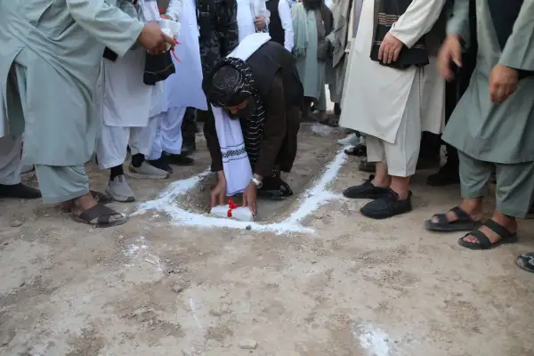 ملا برادر: افغانستان به په یو پیاوړي تولیدي هېواد بدل کړو