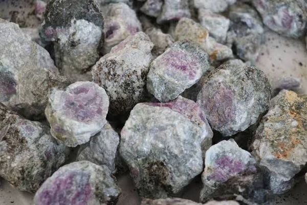 طالبانو په پنجشېر کې د یاقوتو ۱۰ نوي کانونه کشف کړي