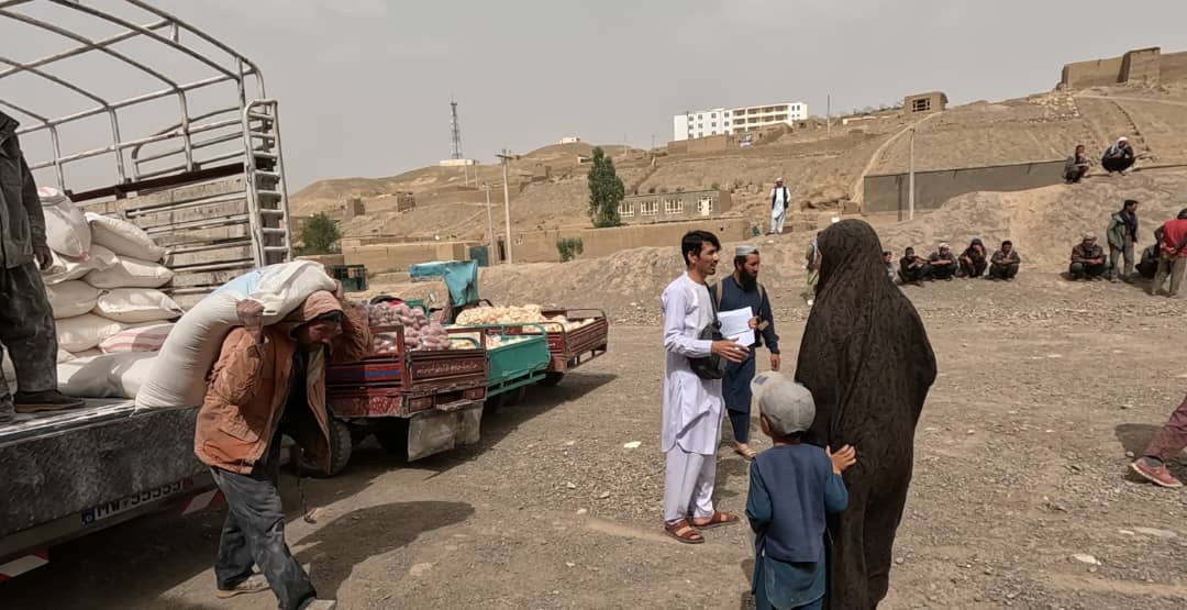 طالبان:‌ یک گردشگر چینی به صد خانواده در بامیان کمک غذایی کرد