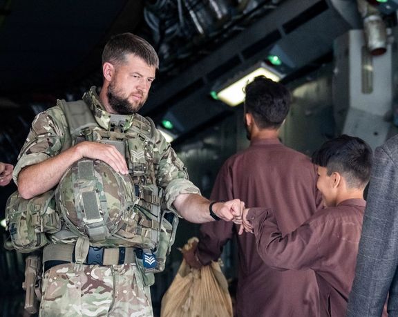 گاردین: بریتانیا از افغانهای متقاضی تخلیه اسناد هویتی با تایید ادارات طالبان خواسته است