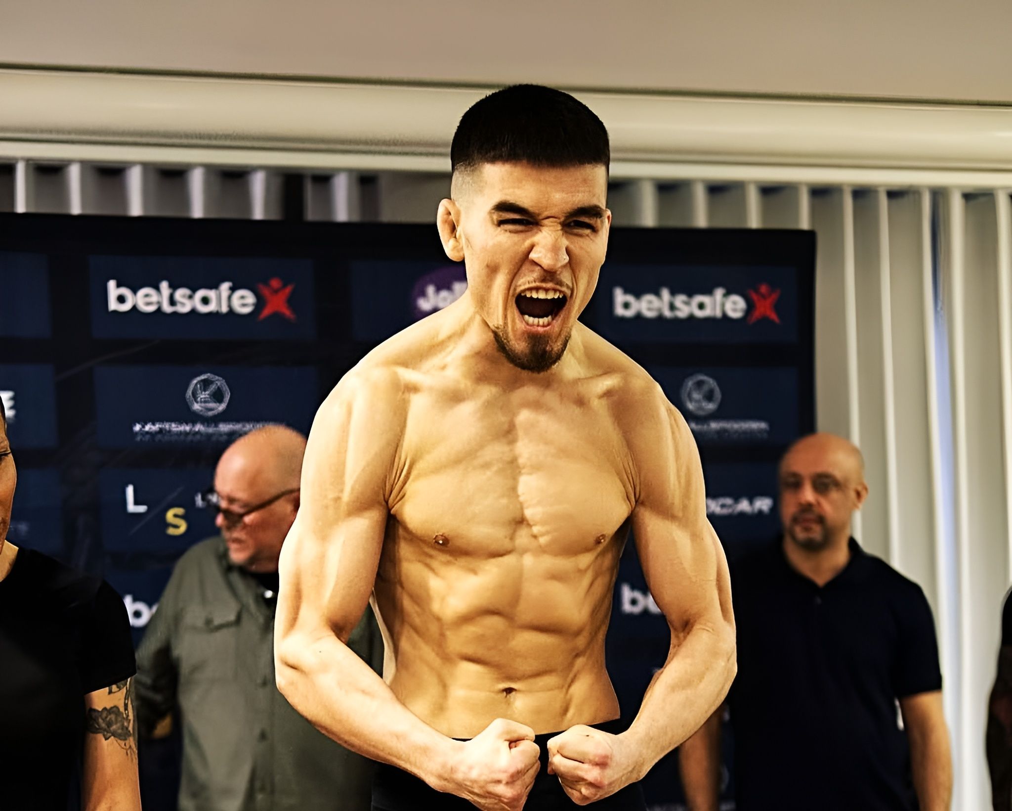 سخی قنبری مبارز افغان با پیروزی قاطع در استکهلم، هفتمین برد حرفه‌ای‌ خود را ثبت کرد