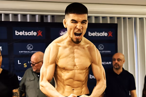 سخی قنبری مبارز افغان با پیروزی قاطع در استکهلم، هفتمین برد حرفهای خود را ثبت کرد