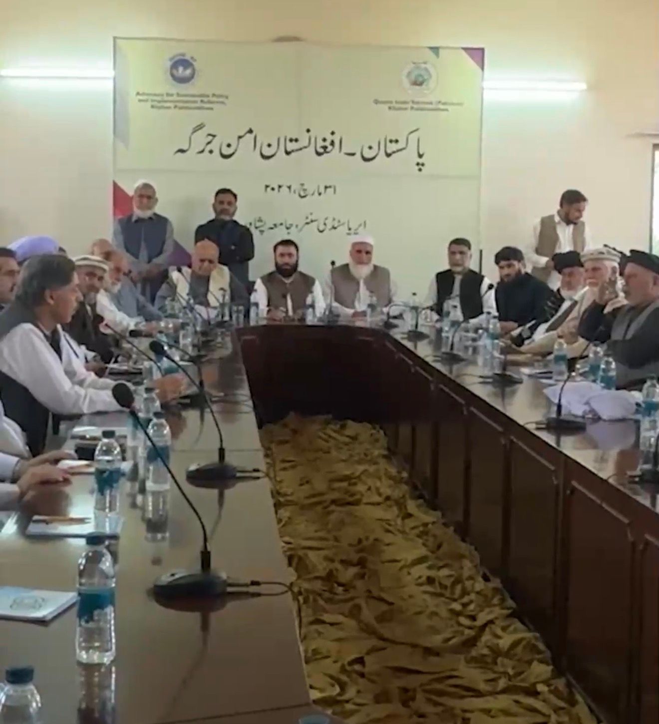 په پېښور کې امن جرګې د پاکستان او طالبانو ترمنځ د درې میاشتني اوربند غوښتنه کړې