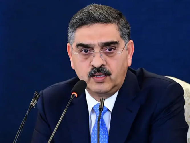 انورالحق کاکړ: هغه افغانان چې د اوسېدو قانوني اسناد نه لري خپل هېواد ته به یې ستانه کړم