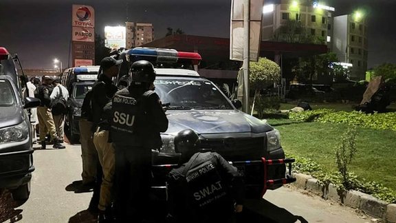 په پاکستان کې د بهرنیو ډېپلوماتانو پر امنیتي پولیسو چاودنې یو افسر وژلی او ۴ ټپیان دي