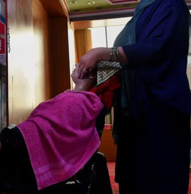 طالبان تهاجم صالونات التجميل المنزلية وتفتّش المنازل بحثاً عن مرطب الشفاه