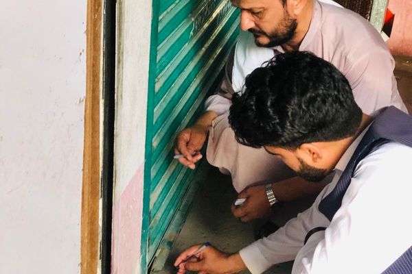 طلبانو په جلال اباد کې د غاښونو ۶ کلینیکونه او یوه اېکسرې خونه مهرولاک کړل