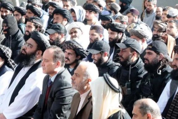 حلقه تنگ محافظان عبدالکبیر در نماز عید فطر در قصر سپیدار