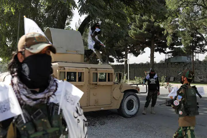 هيومن رايتس ووتش تطالب طالبان بالإفراج عن موظفي الأمم المتحدة ومؤسسة لحقوق النساء والأطفال