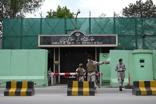 د خلکو شکایت: په کابل او هرات کې د ایران ویزې په تور بازار کې تر ۱۶۰۰ ډالرو پلورل کیږي