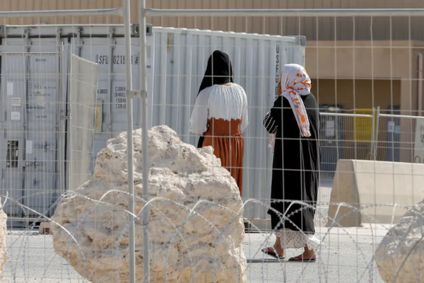 لاجئون أفغان في قطر قلقون من إعادتهم القسرية إلى أفغانستان