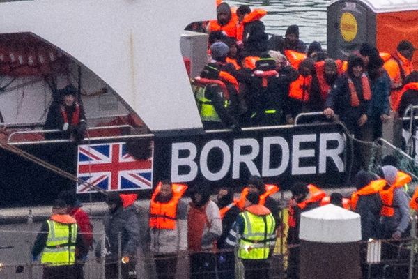 بریتانیا ۵۰ هزار مهاجر فاقد حق اقامت را اخراج کرده است