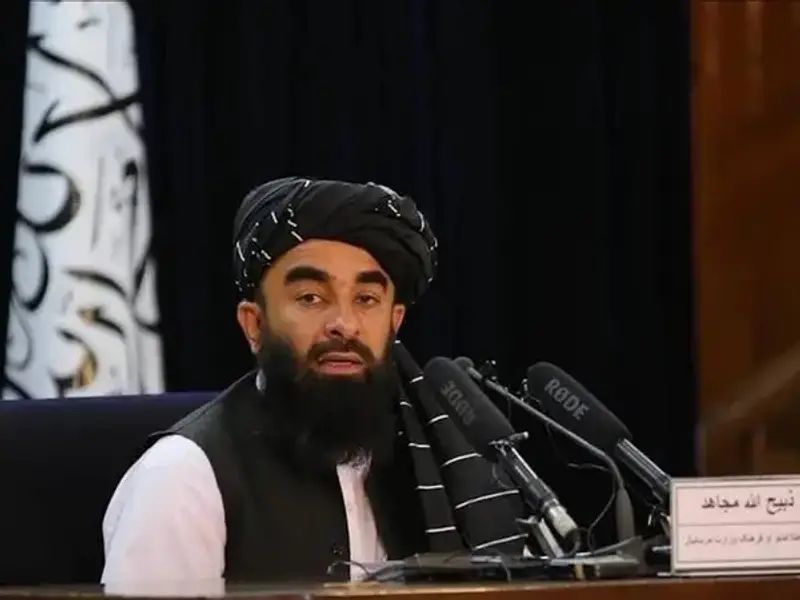 ذبیح الله مجاهد: له «اشغالګرو هېوادونو» به د افغانانو د حقونو د نقض پوښتنه وکړو