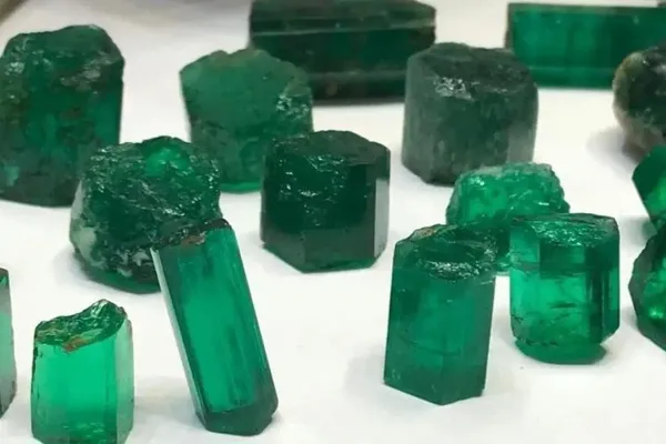 طالبانو په پنجشېر کې د نږدې ۲۰۰ زره ډالرو په ارزښت زمرد پلورلي