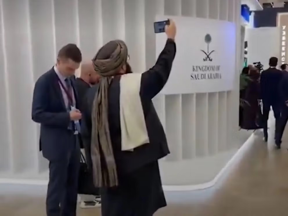 المحكمة العسكرية لطالبان تحظر الهواتف الذكية على الموظفين الحكوميين
