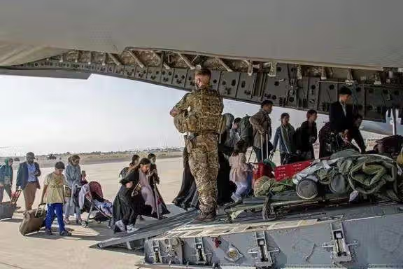 د طالبانو د ګواښونو سربېره؛ برېتانیا ته د یوه افغان پخواني پولیس افسر د لېږد غوښتنه رد شوه