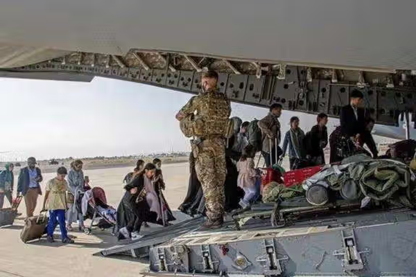 د طالبانو د ګواښونو سربېره؛ برېتانیا ته د یوه افغان پخواني پولیس افسر د لېږد غوښتنه رد شوه