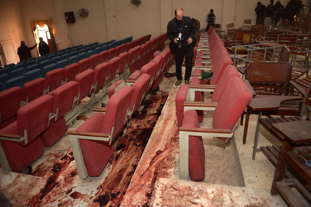  پېښور کې پر یوه ښوونځي د برید لسم تلین؛ شهباز شریف وايي د ترهګرۍ په وړاندې کلک دریږي 