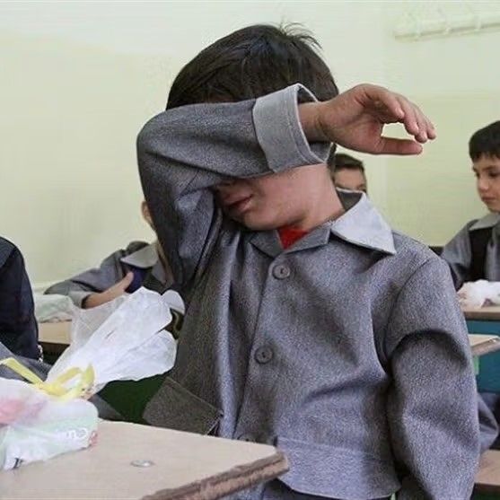 معلم إيراني يُفصل من عمله بعد إهانته طالباً أفغانياً 