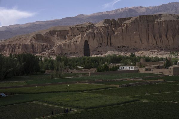 طالبانو د ګرځندویانو پر مخ دروازې پرانیستې دي، خو د افغان ښځو پر مخ یې تړلې دي