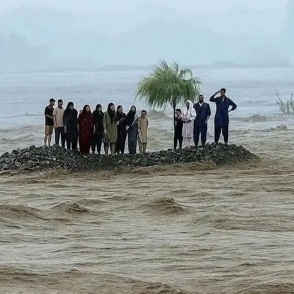 د خیبر پښتونخوا حکومت دوه لوړ پوړي چارواکي له دندو ګوښه کړل