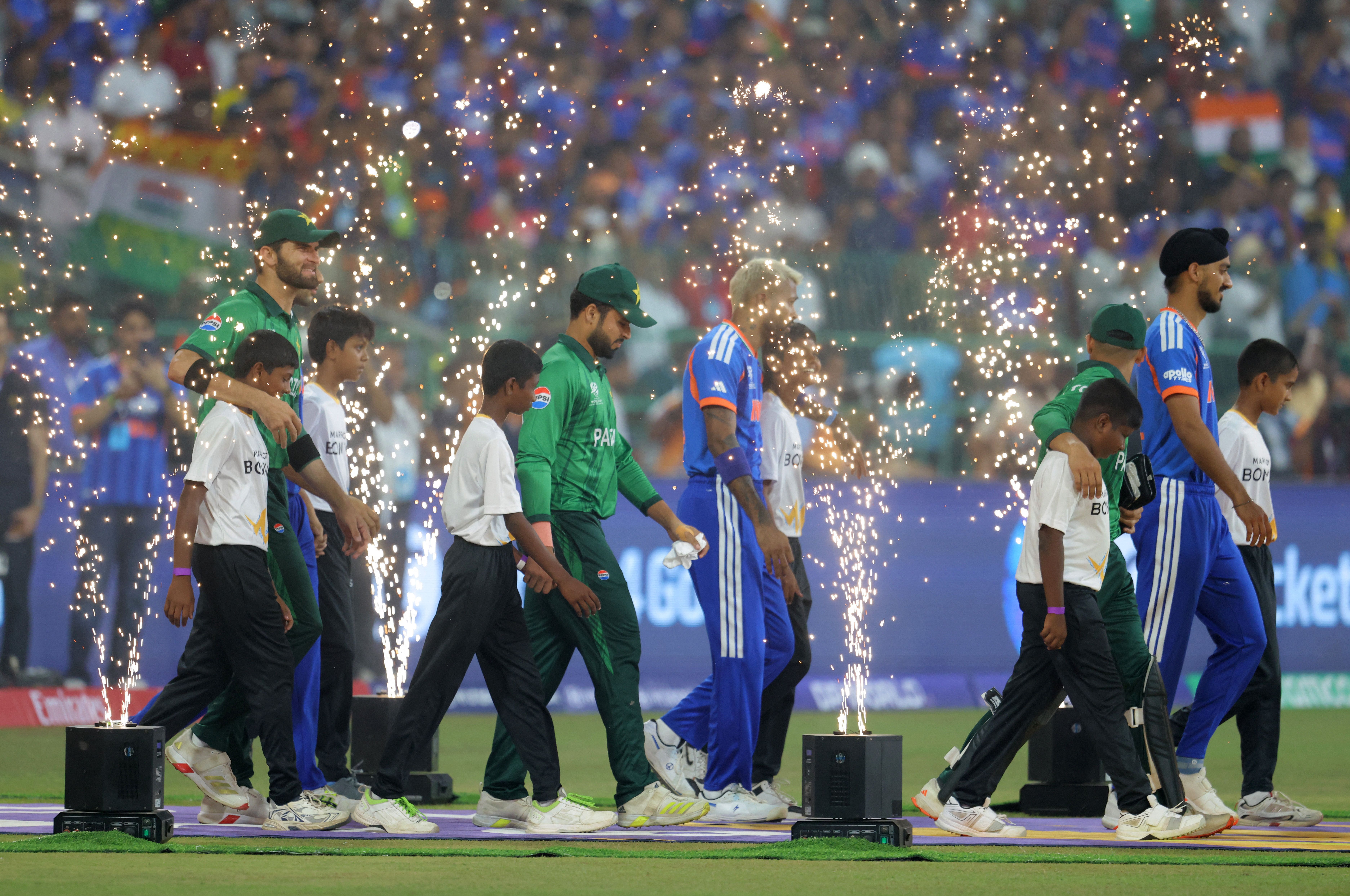 جام جهانی کریکت ۲۰۲۶؛ بازیکنان پاکستان و هندوستان بدون دست دادن وارد میدان رقابت شدند