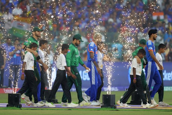 جام جهانی کریکت ۲۰۲۶؛ بازیکنان پاکستان و هندوستان بدون دست دادن وارد میدان رقابت شدند