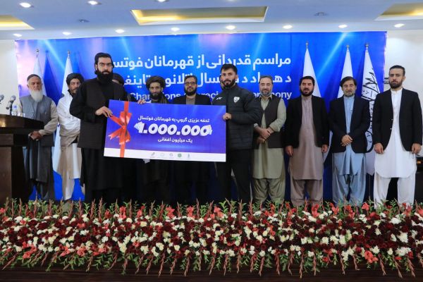 میرویس عزیزي د فوټسال ملي لوبډلې ته یو میلیون افغانۍ اعلان شوې جایزه وسپارله