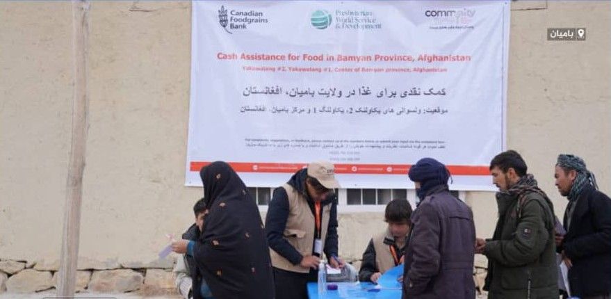 یوې موسسې په بامیان کې له ۸۰۰ بې‌وزلو کورنیو سره نغدي مرستې کړي