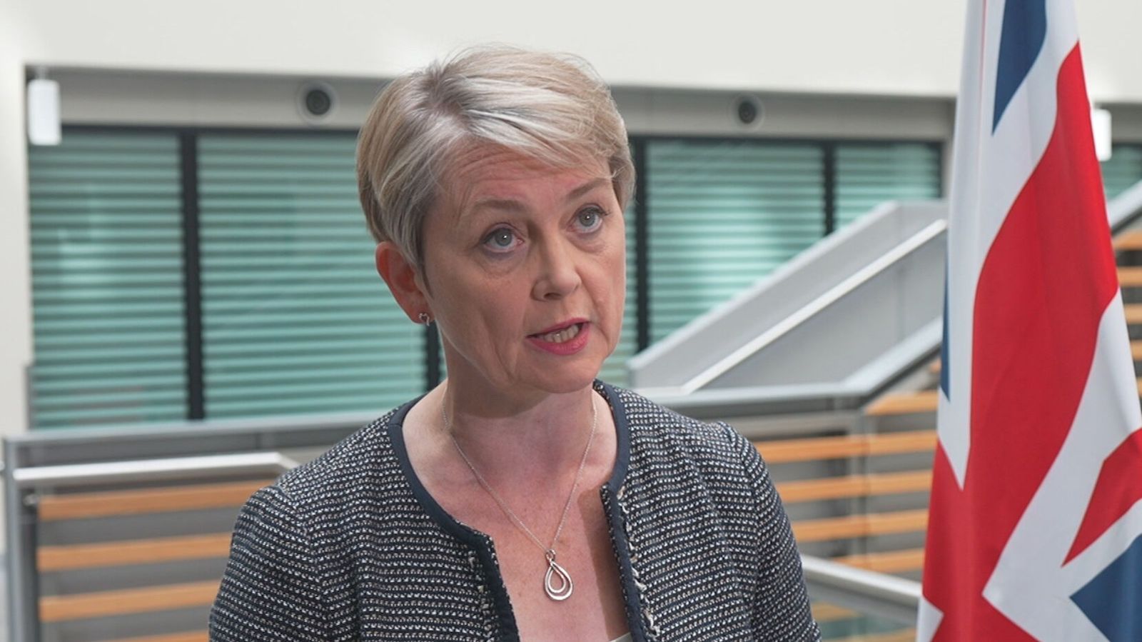 د برېتانیا د بهرنیو چارو وزیره: موږ لا هم د ایران پر وړاندې د دفاعي اقداماتو ملاتړ کوو