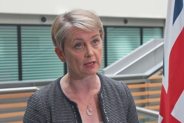 د برېتانیا د بهرنیو چارو وزیره: موږ لا هم د ایران پر وړاندې د دفاعي اقداماتو ملاتړ کوو