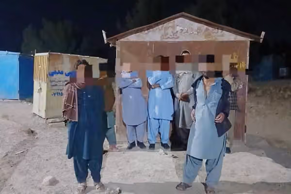 طالبانو په نیمروز کې د لسګونو کسانو د قاچاق د مخنیوي خبر ور کړی